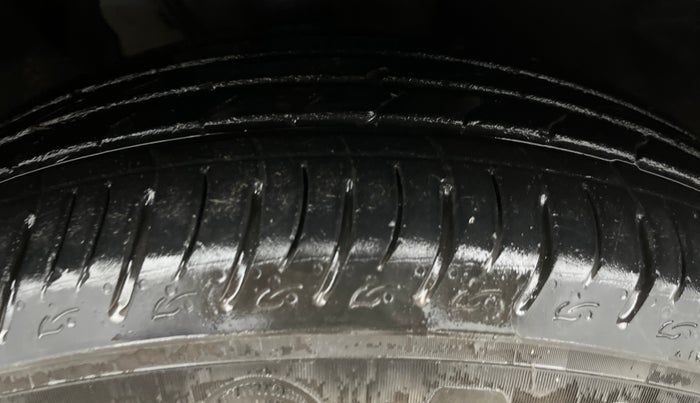 2022 Mahindra XUV700 AX 7 LUXURY P AT 7 STR, Petrol, Automatic, 20,821 km, Right Front Tyre Tread