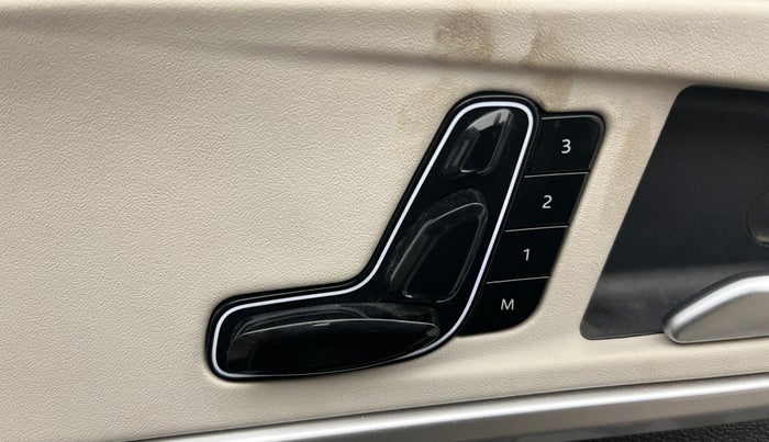 2022 Mahindra XUV700 AX 7 LUXURY P AT 7 STR, Petrol, Automatic, 20,821 km, Driver Side Adjustment Panel
