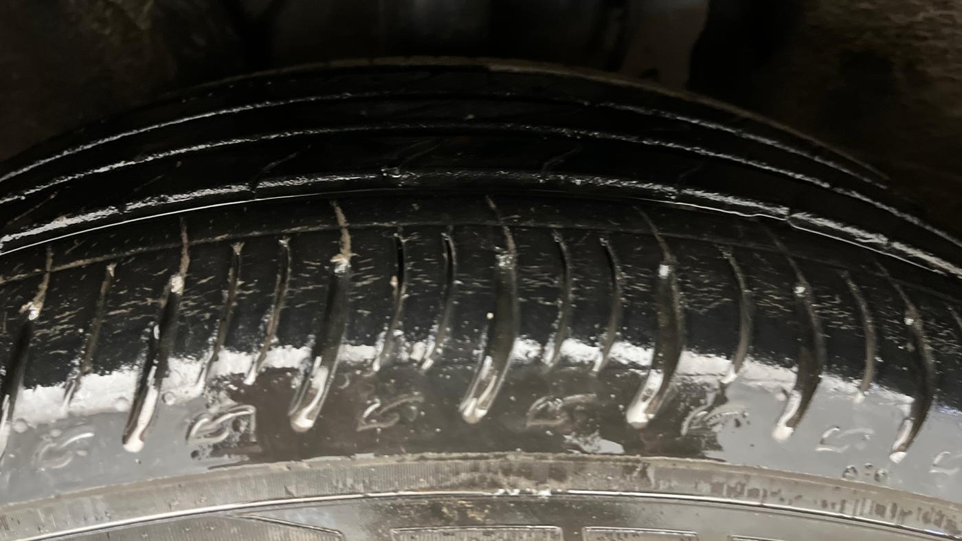 2022 Mahindra XUV700 AX 7 LUXURY P AT 7 STR, Petrol, Automatic, 20,821 km, Left Front Tyre Tread
