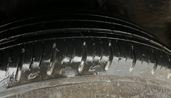 2022 Mahindra XUV700 AX 7 LUXURY P AT 7 STR, Petrol, Automatic, 20,821 km, Right Rear Tyre Tread