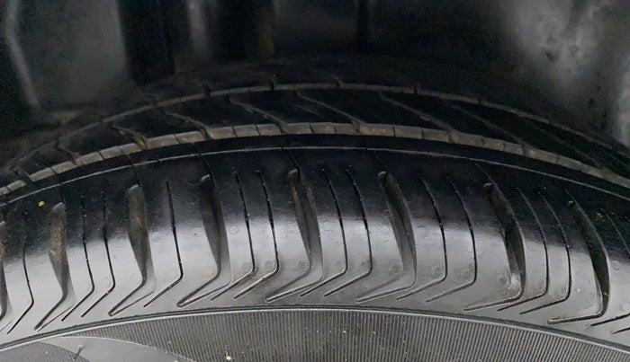 2015 Maruti Ciaz ZDI+, Diesel, Manual, 1,02,940 km, Right Rear Tyre Tread