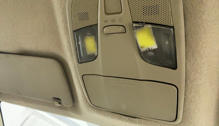 2015 Maruti Ciaz ZDI+, Diesel, Manual, 1,02,940 km, Ceiling - Roof light switch minor crack