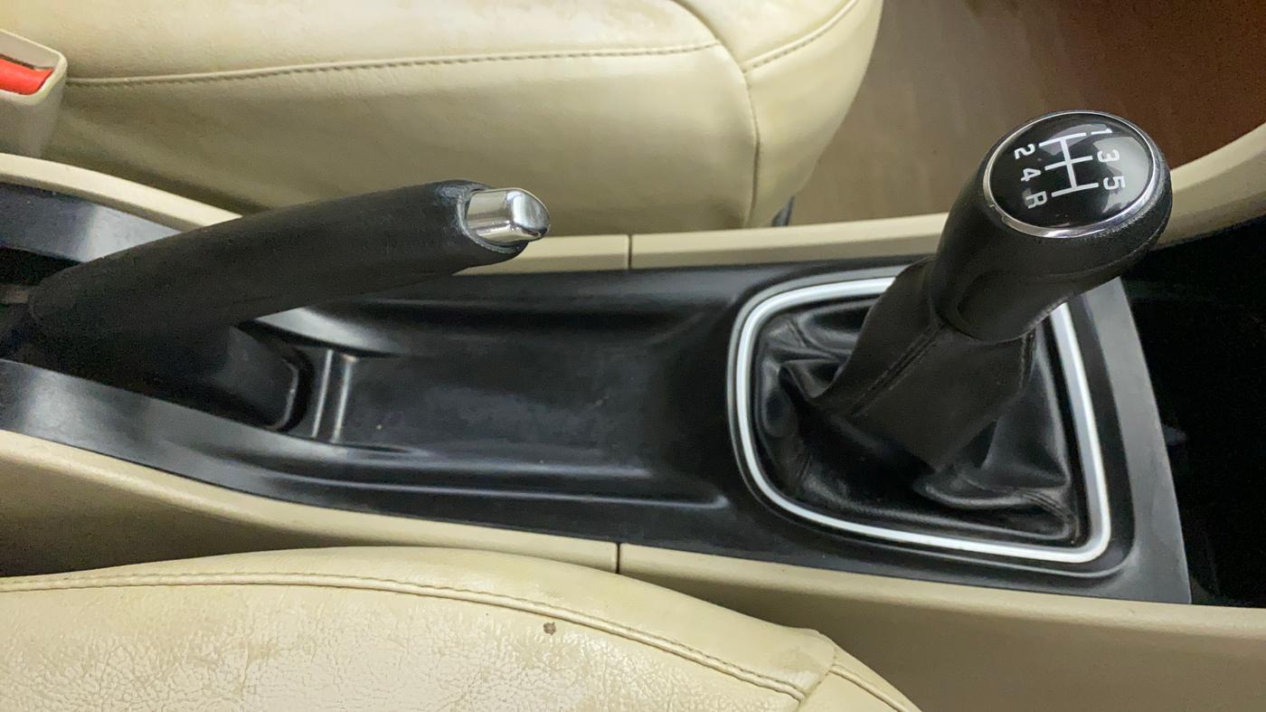 2015 Maruti Ciaz ZDI+, Diesel, Manual, 1,02,940 km, Gear Lever