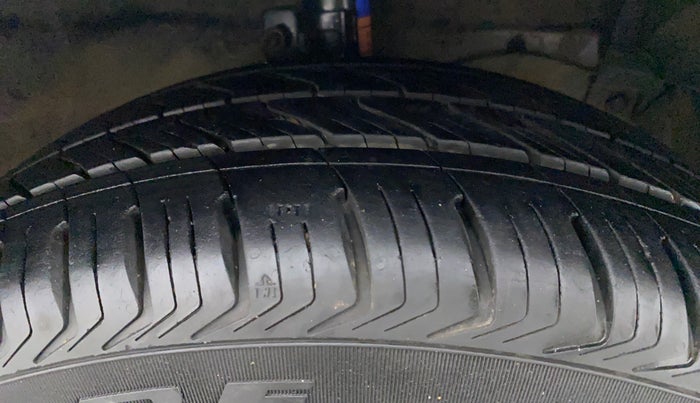 2015 Maruti Ciaz ZDI+, Diesel, Manual, 1,02,940 km, Right Front Tyre Tread