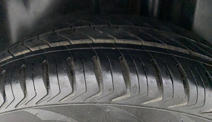 2015 Maruti Ciaz ZDI+, Diesel, Manual, 1,02,940 km, Left Rear Tyre Tread