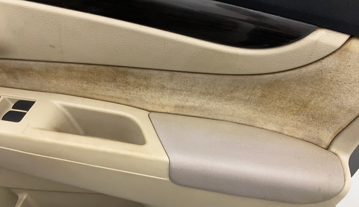 2015 Maruti Ciaz ZDI+, Diesel, Manual, 1,02,940 km, Driver-side door - Trim has minor damage