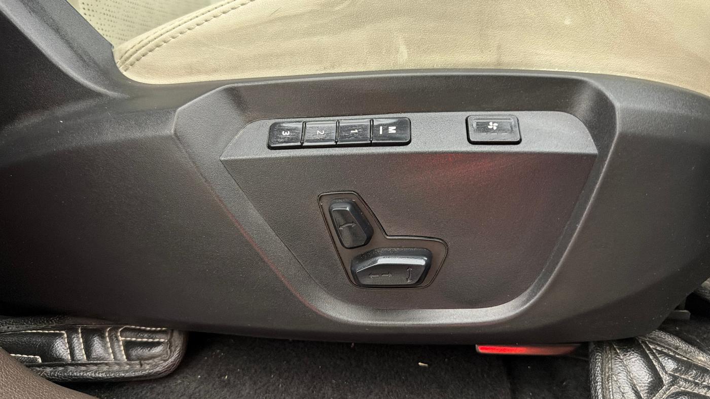 2024 Tata Safari Accomplished Plus, Diesel, Manual, 35,452 km, Driver Side Adjustment Panel