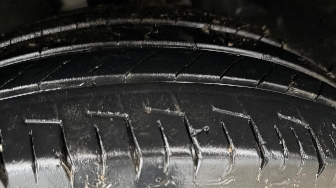2024 Tata Safari Accomplished Plus, Diesel, Manual, 35,452 km, Left Front Tyre Tread