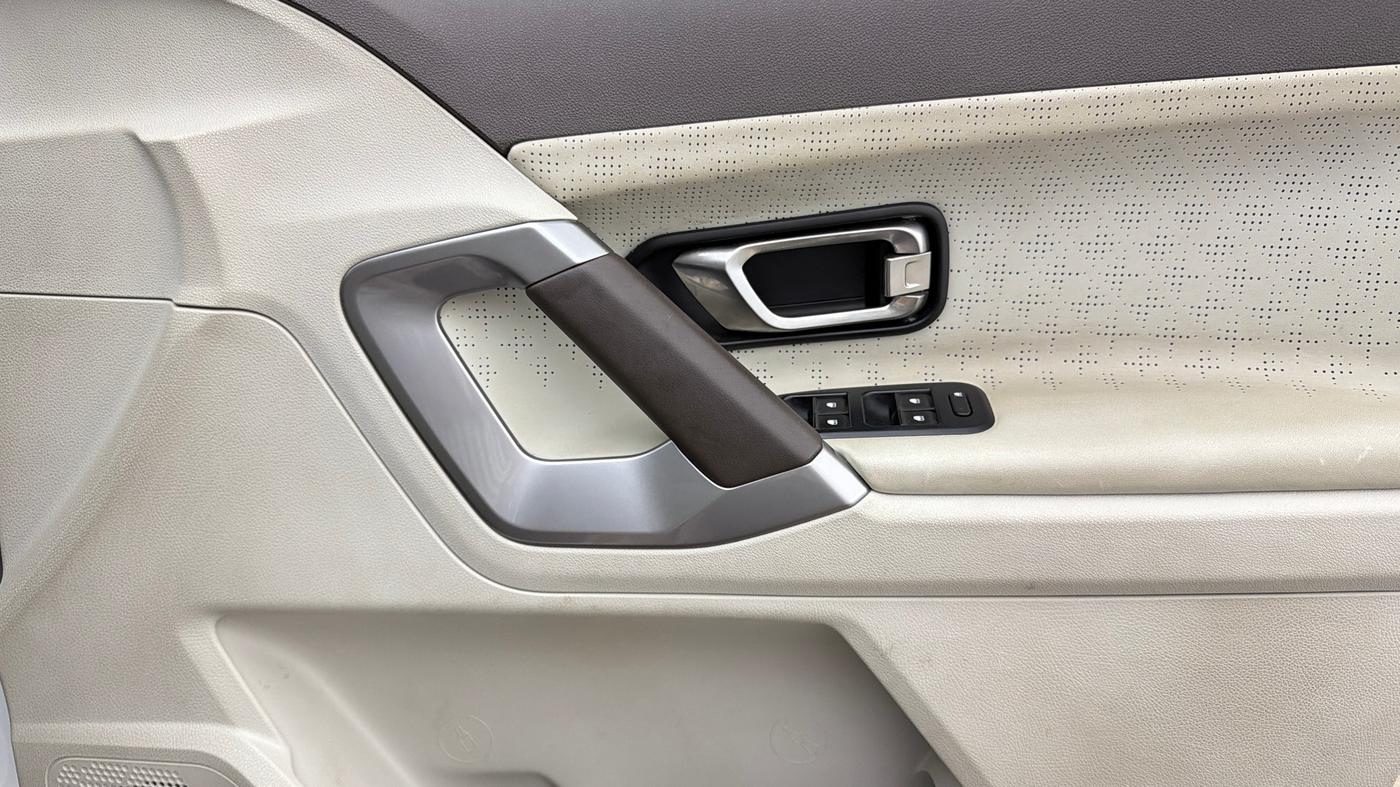 2024 Tata Safari Accomplished Plus, Diesel, Manual, 35,452 km, Driver Side Door Panels Control