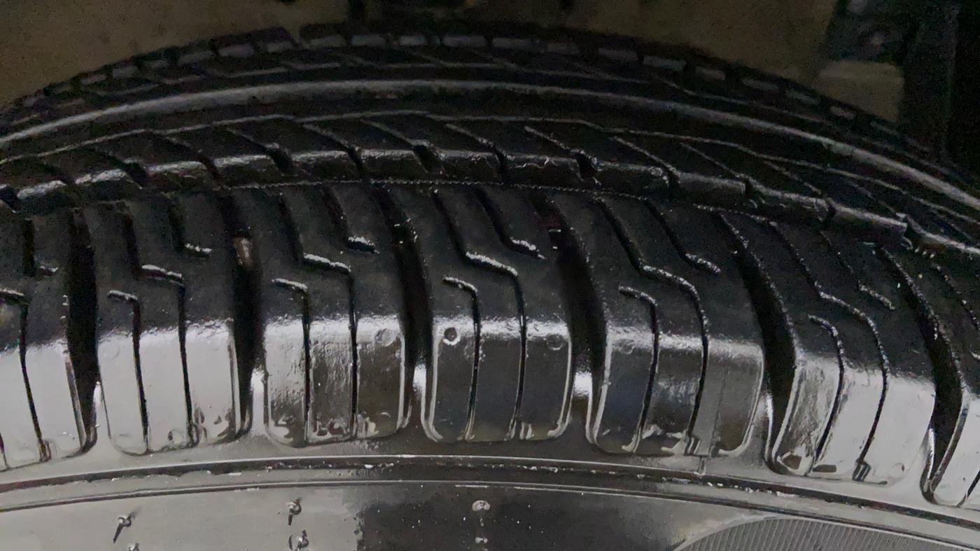 2014 Maruti Swift VXI, Petrol, Manual, 32,231 km, Right Front Tyre Tread