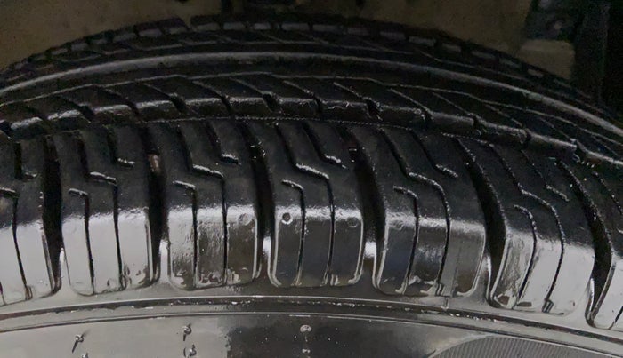 2014 Maruti Swift VXI, Petrol, Manual, 32,231 km, Right Front Tyre Tread