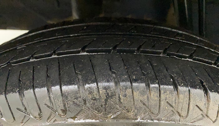 2017 Renault Kwid CLIMBER 1.0, CNG, Manual, 87,906 km, Right Rear Tyre Tread