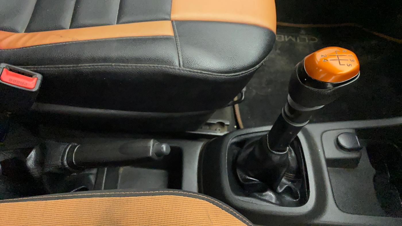2017 Renault Kwid CLIMBER 1.0, CNG, Manual, 87,906 km, Gear Lever