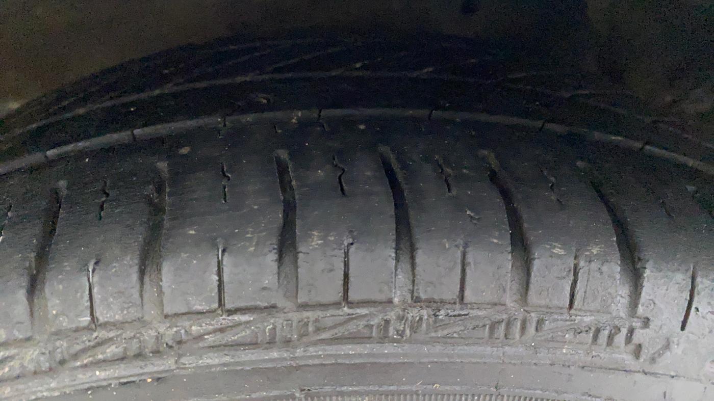 2018 Hyundai Eon ERA PLUS, Petrol, Manual, 53,116 km, Left Front Tyre Tread
