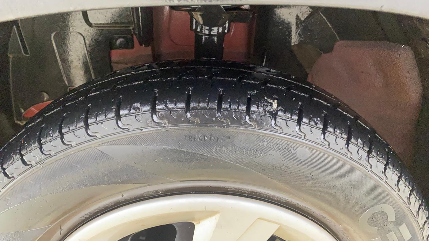 2016 Renault Kwid RXT 1.0 AMT, Petrol, Automatic, 30,762 km, Left Front Tyre Tread