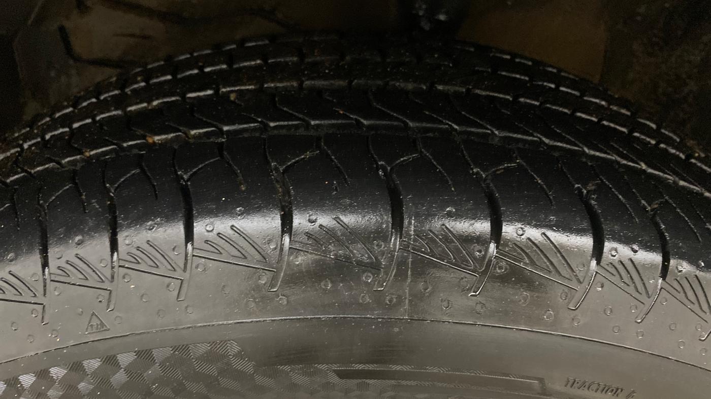 2022 Toyota URBAN CRUISER HYRYDER V HYBRID, Hybrid, Automatic, 1,08,490 km, Left Front Tyre Tread
