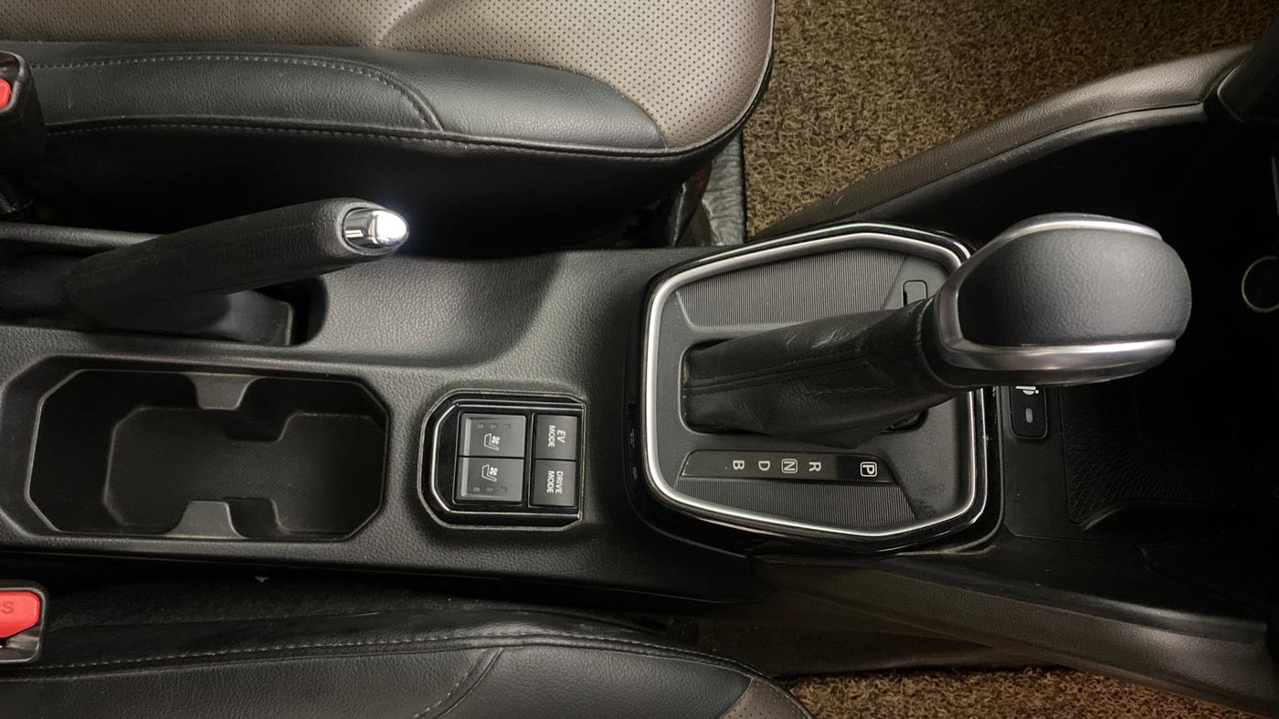 2022 Toyota URBAN CRUISER HYRYDER V HYBRID, Hybrid, Automatic, 1,08,490 km, Gear Lever