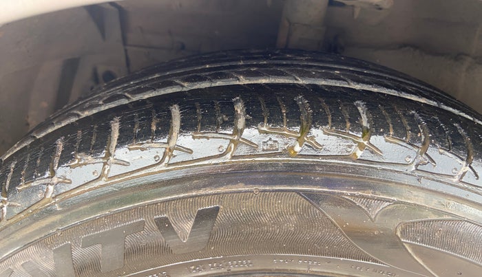 2017 Maruti Ciaz ZETA DIESEL 1.3, Diesel, Manual, 73,364 km, Left Front Tyre Tread