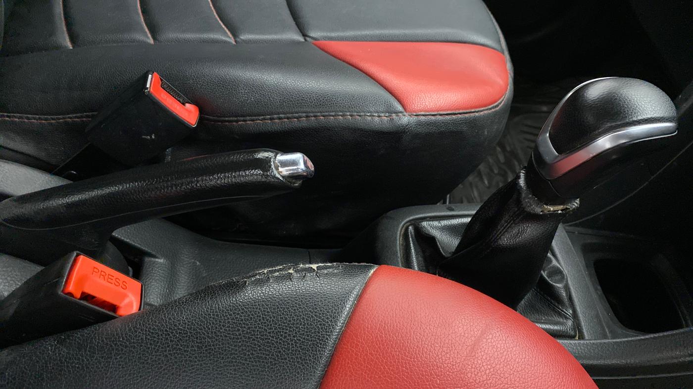 2013 Maruti Swift VXI D, Petrol, Manual, 76,272 km, Gear Lever