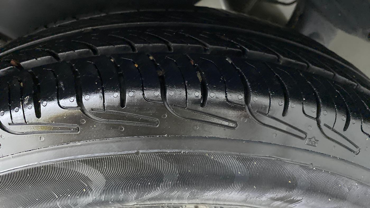 2013 Maruti Swift VXI D, Petrol, Manual, 76,272 km, Right Rear Tyre Tread