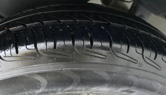 2013 Maruti Swift VXI D, Petrol, Manual, 76,272 km, Right Rear Tyre Tread