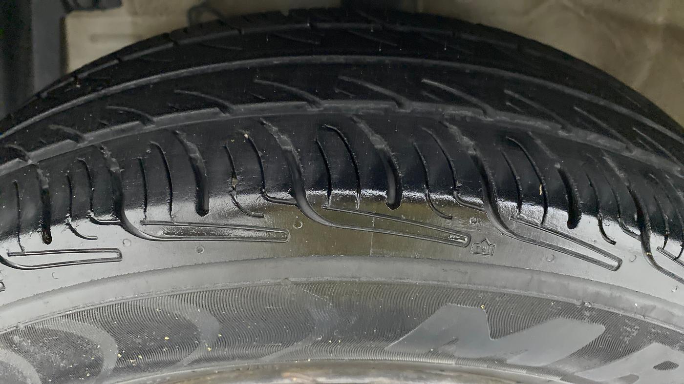 2013 Maruti Swift VXI D, Petrol, Manual, 76,272 km, Left Front Tyre Tread