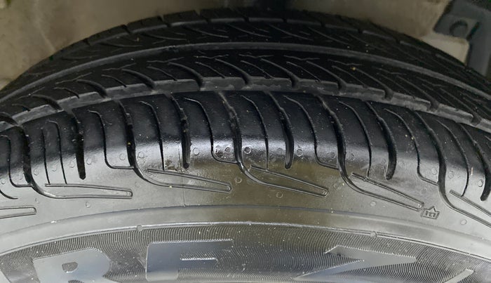 2013 Maruti Swift VXI D, Petrol, Manual, 76,272 km, Right Front Tyre Tread