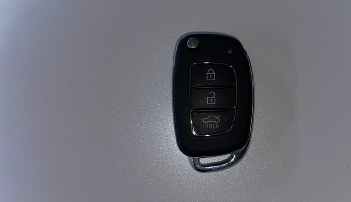 2023 Hyundai GRAND I10 NIOS SPORTZ 1.2 KAPPA VTVT DUAL TONE, Petrol, Manual, 30,720 km, Key Close Up