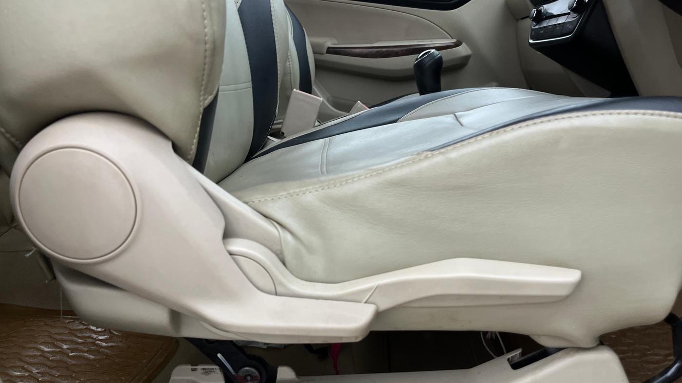 2018 Maruti Dzire ZXI, Petrol, Manual, 39,870 km, Driver Side Adjustment Panel