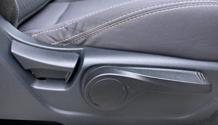 2021 Mahindra XUV300 W8 PETROL MT, Petrol, Manual, 10,938 km, Driver Side Adjustment Panel