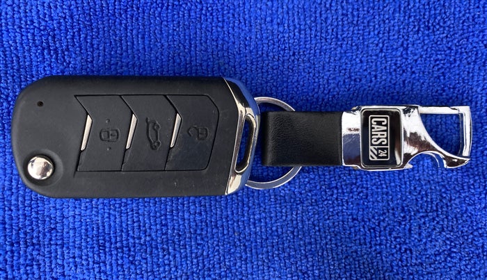 2021 Mahindra XUV300 W8 PETROL MT, Petrol, Manual, 10,938 km, Key Close Up