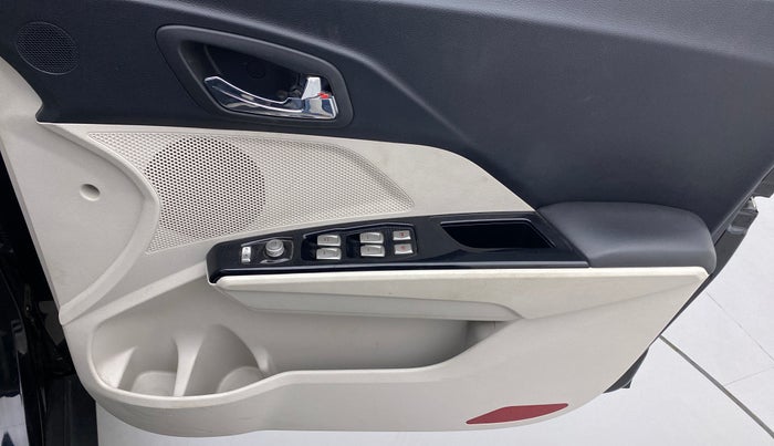 2021 Mahindra XUV300 W8 PETROL MT, Petrol, Manual, 10,938 km, Driver Side Door Panels Control