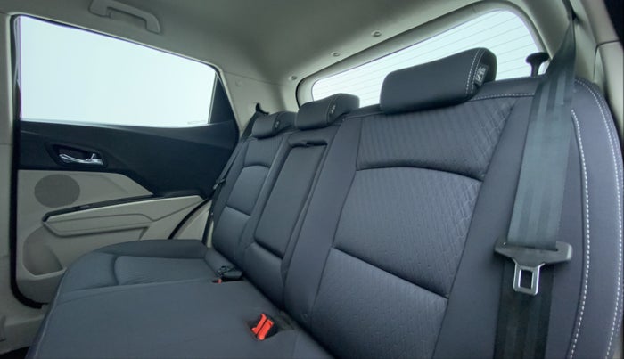 2021 Mahindra XUV300 W8 PETROL MT, Petrol, Manual, 10,938 km, Right Side Rear Door Cabin