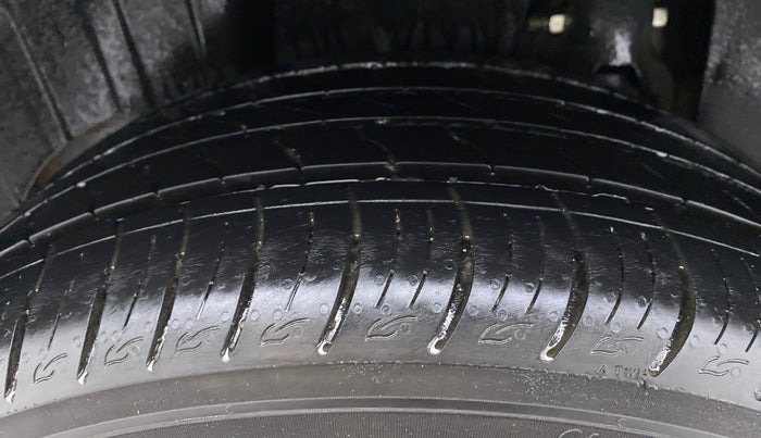 2021 Mahindra XUV300 W8 PETROL MT, Petrol, Manual, 10,938 km, Right Rear Tyre Tread