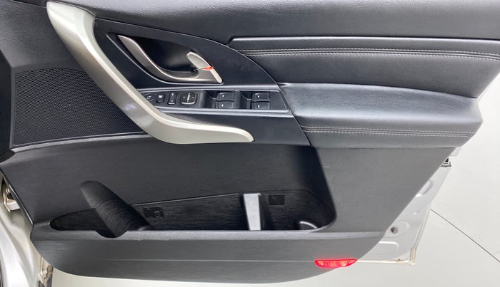 2018 Mahindra XUV500 W11 (O) AT, Diesel, Automatic, 44,043 km, Driver Side Door Panels Control