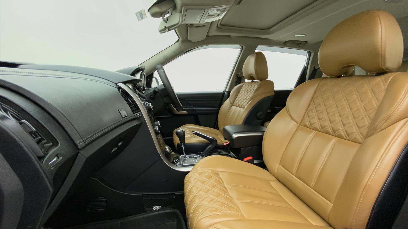 2018 Mahindra XUV500 W11 (O) AT, Diesel, Automatic, 44,043 km, Right Side Front Door Cabin