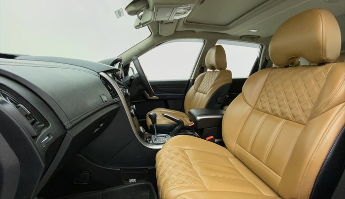 2018 Mahindra XUV500 W11 (O) AT, Diesel, Automatic, 44,043 km, Right Side Front Door Cabin