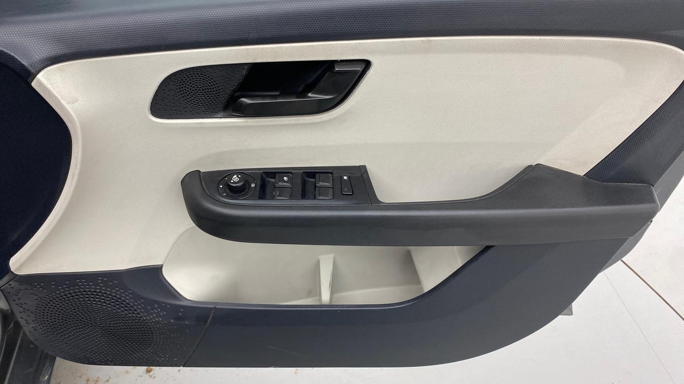 2022 Tata ALTROZ XTA, Petrol, Automatic, 38,754 km, Driver Side Door Panels Control