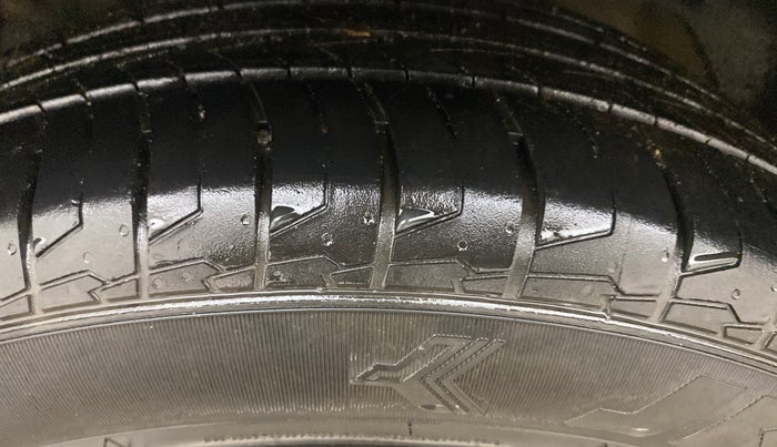 2021 Mahindra XUV300 W8 (O) 1.5 DIESEL AMT, Diesel, Automatic, 1,36,386 km, Left Front Tyre Tread