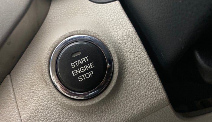 2021 Mahindra XUV300 W8 (O) 1.5 DIESEL AMT, Diesel, Automatic, 1,36,386 km, Keyless Start/ Stop Button