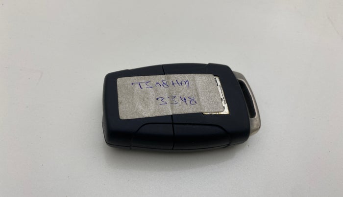 2021 Mahindra XUV300 W8 (O) 1.5 DIESEL AMT, Diesel, Automatic, 1,36,386 km, Key Close Up