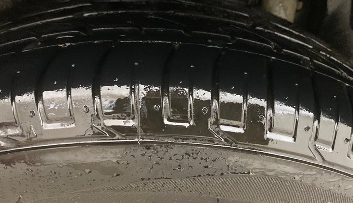 2021 Mahindra XUV300 W8 (O) 1.5 DIESEL AMT, Diesel, Automatic, 1,36,386 km, Right Rear Tyre Tread