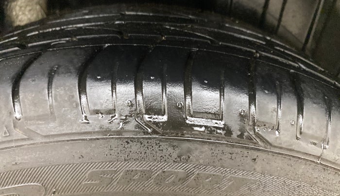 2021 Mahindra XUV300 W8 (O) 1.5 DIESEL AMT, Diesel, Automatic, 1,36,386 km, Left Rear Tyre Tread