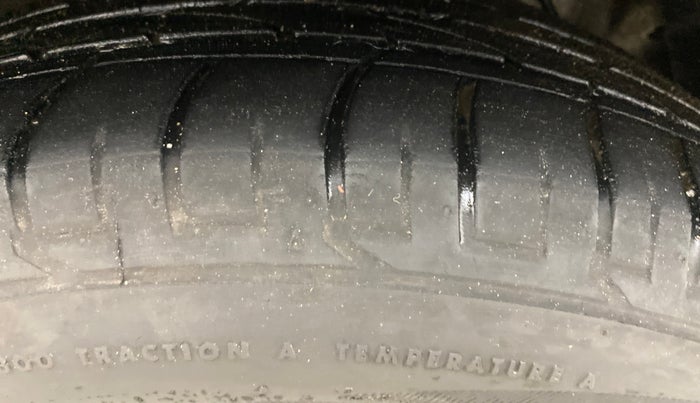 2021 Mahindra XUV300 W8 (O) 1.5 DIESEL AMT, Diesel, Automatic, 1,36,386 km, Right Front Tyre Tread