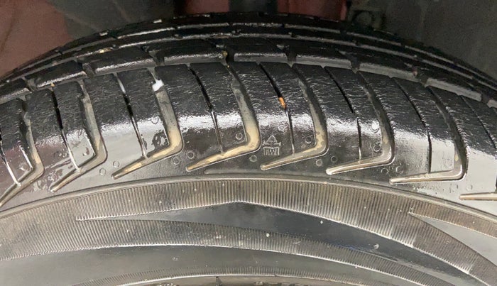 2018 Renault Kwid 1.0 RXL AT, Petrol, Automatic, 10,564 km, Right Front Tyre Tread
