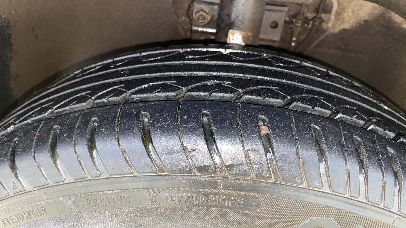2019 Volkswagen Ameo TRENDLINE 1.0L, CNG, Manual, 45,977 km, Left Front Tyre Tread