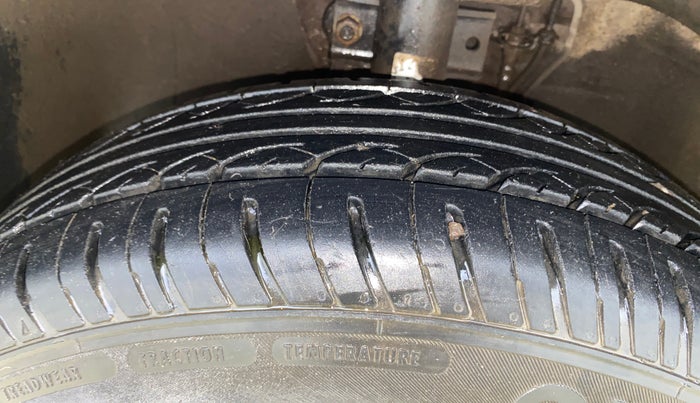 2019 Volkswagen Ameo TRENDLINE 1.0L, CNG, Manual, 45,977 km, Left Front Tyre Tread