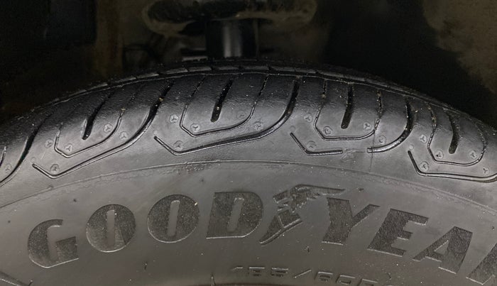 2017 Volkswagen Vento HIGHLINE PETROL AT, Petrol, Automatic, 50,303 km, Right Front Tyre Tread