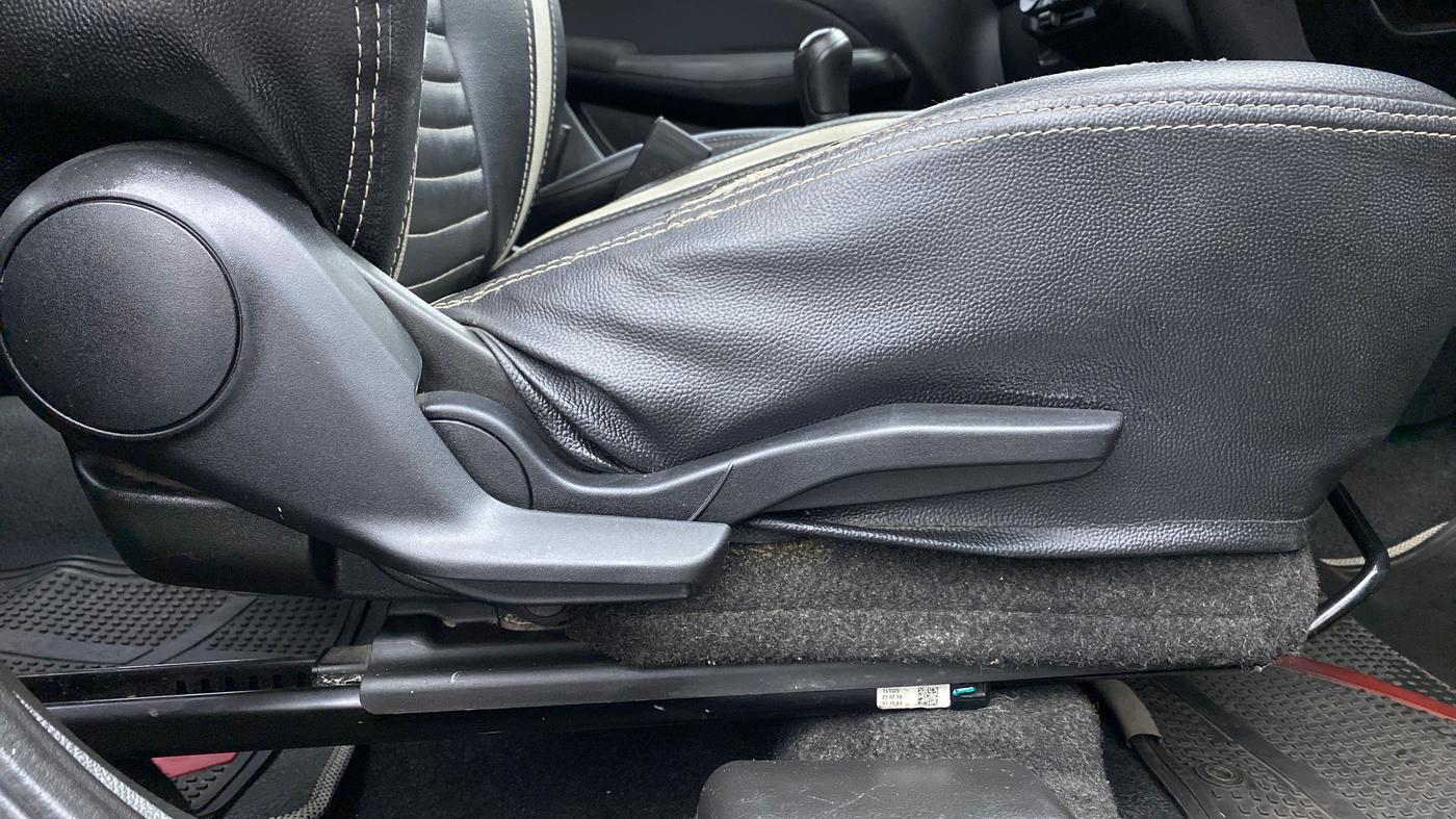 2018 Maruti Swift VXI D, Petrol, Manual, 21,679 km, Driver Side Adjustment Panel