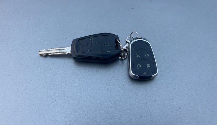 2016 Mahindra Kuv100 K8 D 6 STR, Diesel, Manual, 1,05,756 km, Key Close Up